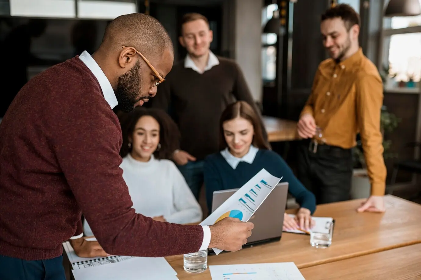 Kollegen haben im Büro eine Besprechung.