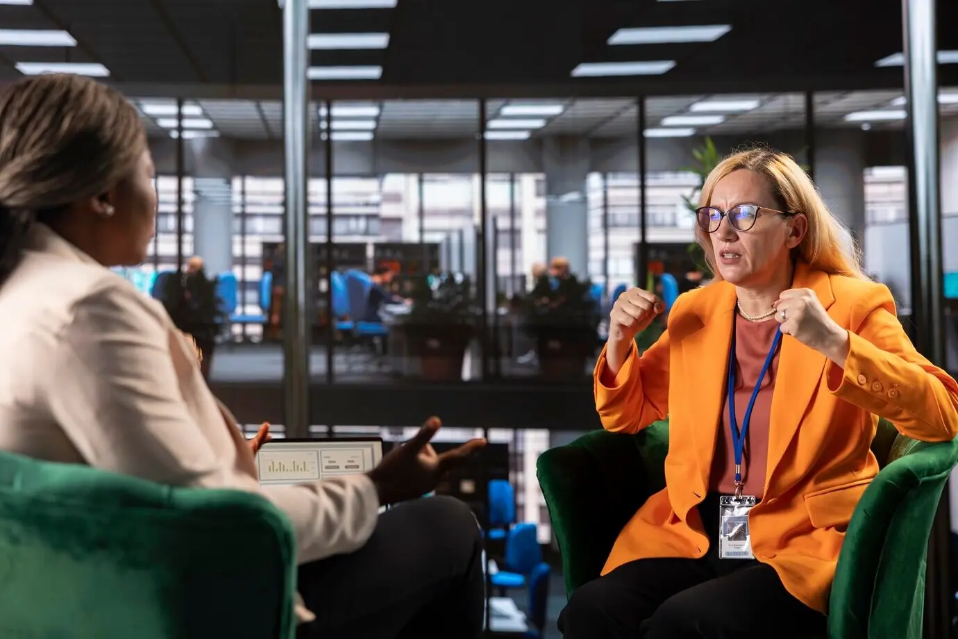 Vielfältiges Team von Unternehmerinnen, das in einer Besprechung zusammenarbeitet.