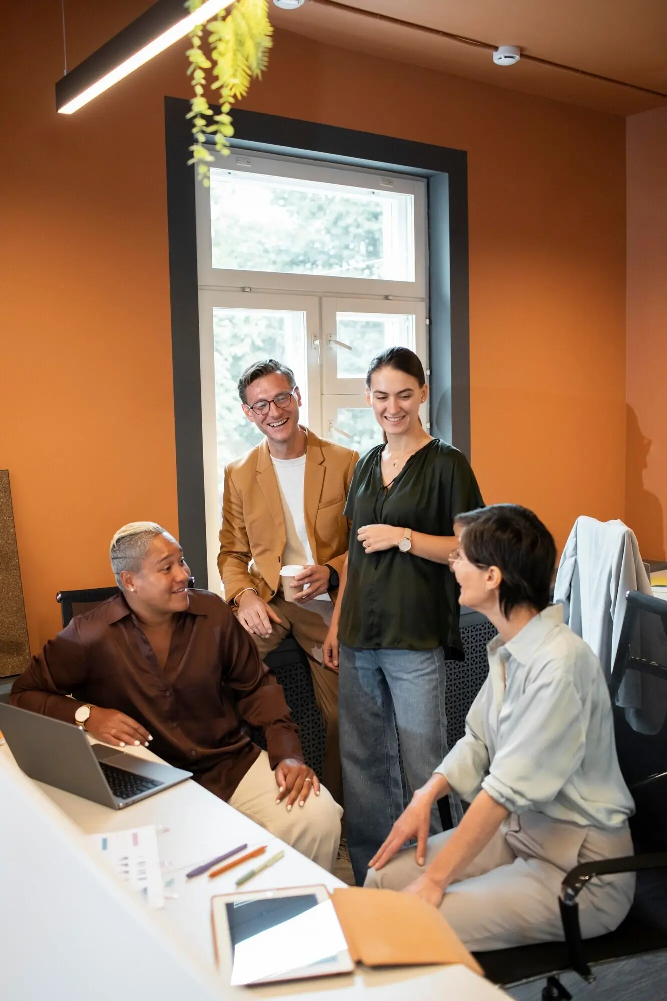 Halbnahe Aufnahme von Menschen, die sich bei der Arbeit unterhalten.