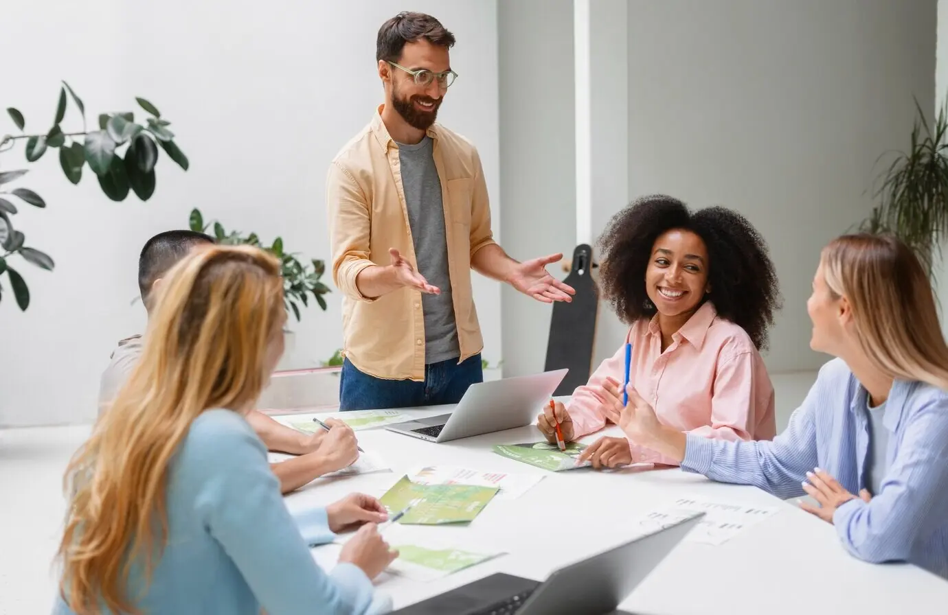 Menschen, die gemeinsam bei einer Tech-Marke tätig sind.